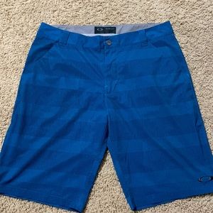 Men’s Oakley golf shorts